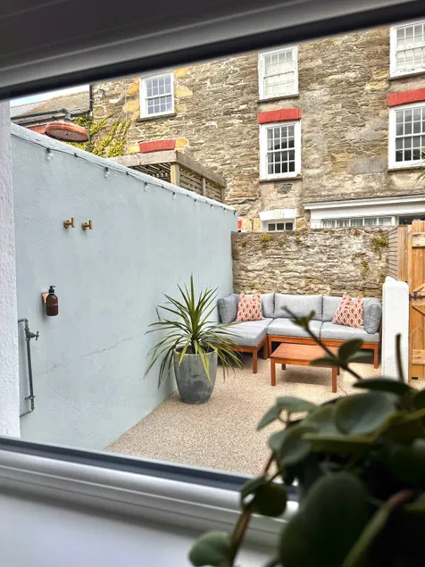 Palms 1: Courtyard, Parking & Log Burner - Image 1