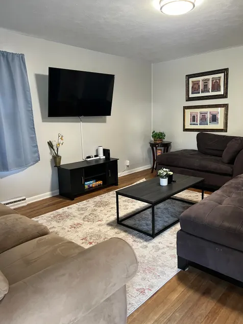 Cozy Upper Level Ranch - 55” TV & Driveway Parking - Image 1