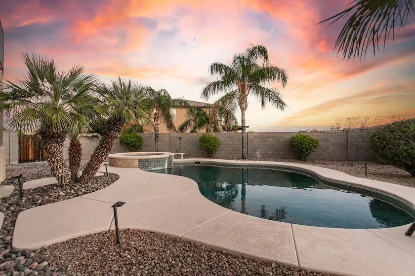 Gorgeous home w/large backyard- Pool, BBQ, Spa! - Image 1