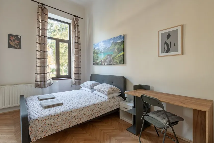Apartment with a beautiful view of the park! It has A/C. - Image 1