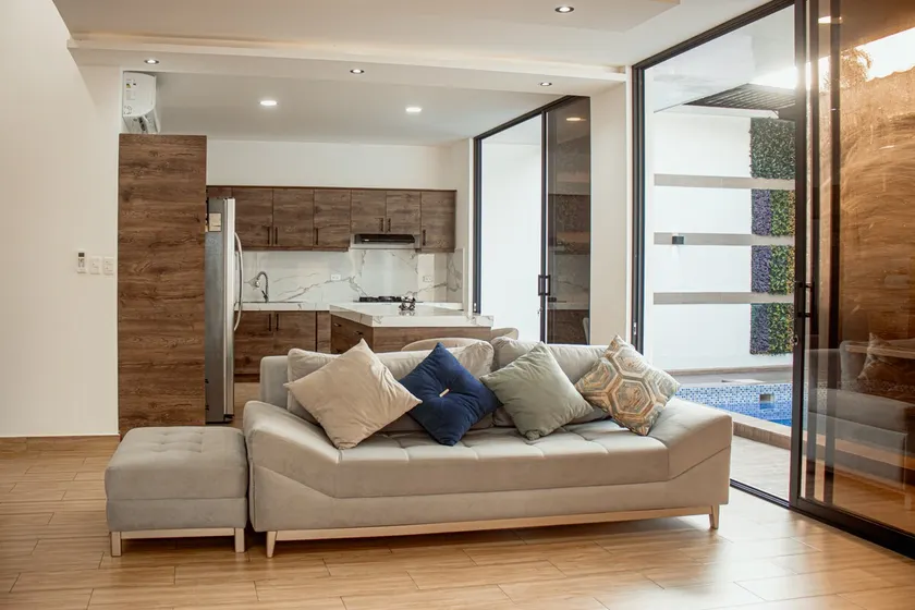 House with pool-Garage-air conditioning in living room - Image 1