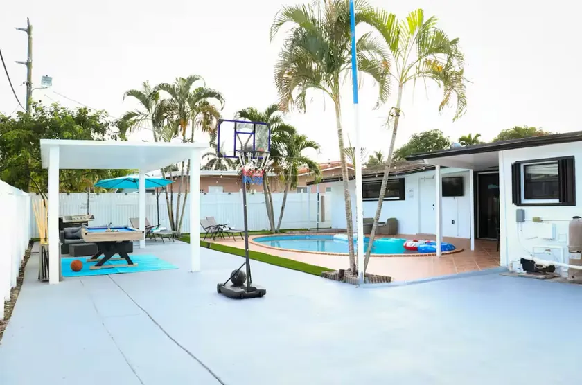 5 min from Chase Stadium | Heated pool | Mini Golf - Image 1