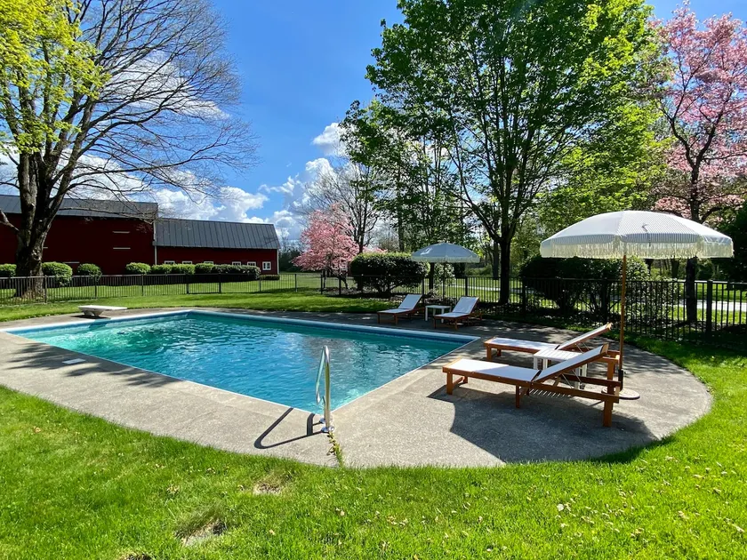 Private retreat on 12 acres w hot tub and bbq - Image 1