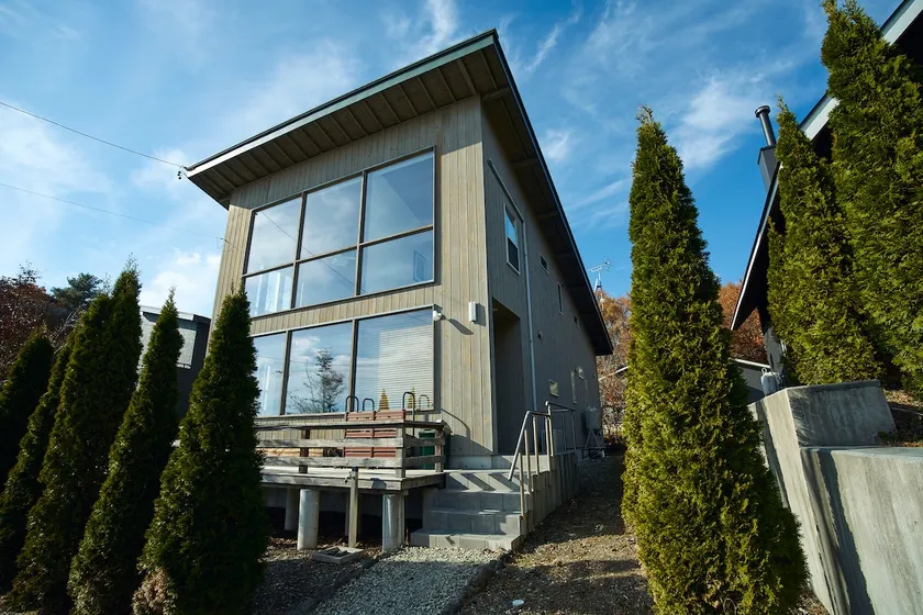A dynamic atrium liberates the soul [R-villa Karuizawa 02] - Image 1