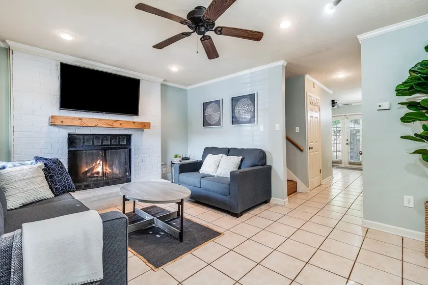LalaLand -2 masters, King Bed, Comfort & Location! - Image 1