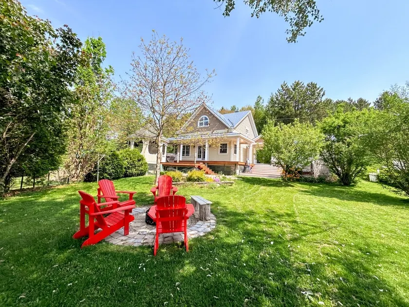 Chalet Lac Lemery: Stunning 3 Bedroom Lakehouse - Image 1
