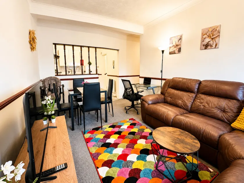 Sunny Beachside Apt with Free Parking - Image 1