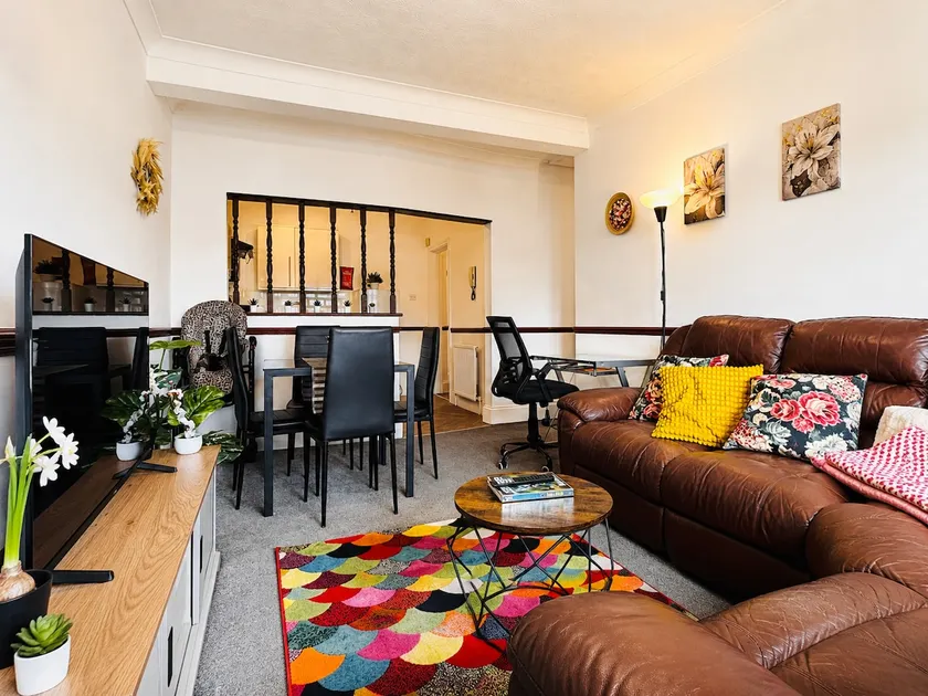 Sunny Beachside Apt with Free Parking - Image 1