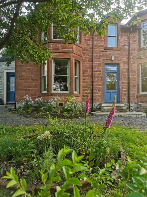 Jameswood Flat 2, a beautifully restored home - Image 1