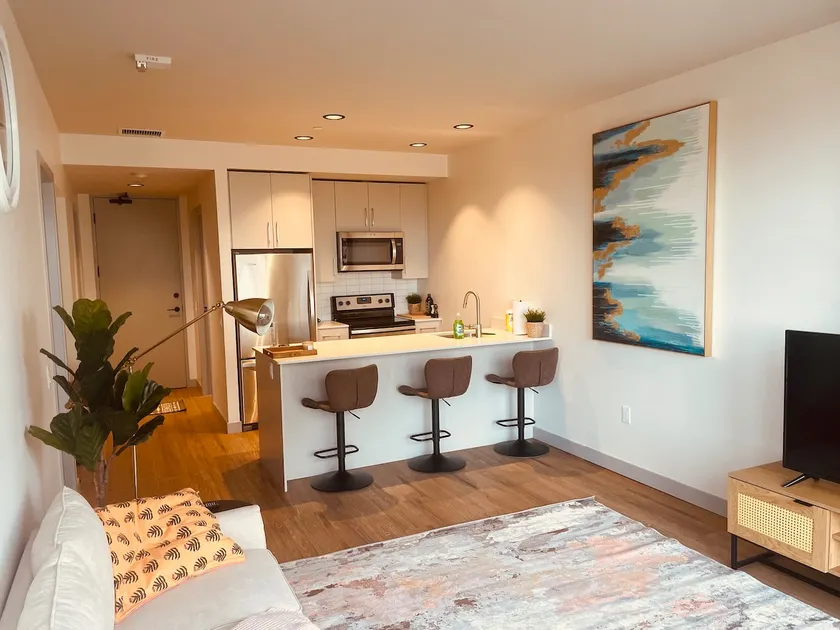 Lx 4 , King bed, UG Parking, Gym, AC, Rogers Arena - Image 1