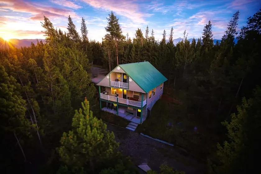 Hibernation Haven+AC+hotub+WIFI+28MlstoYellowstone - Image 1