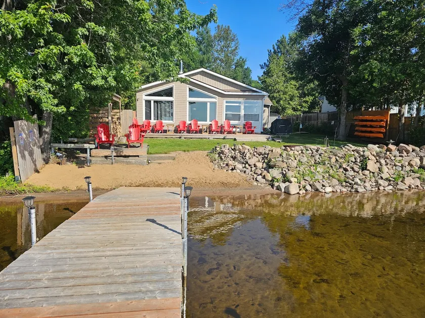 Golden Lakefront Retreat - Image 1