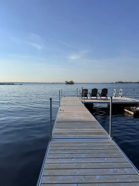 Le4672 Waterfront chalet, lake view | St-Anicet - Image 1
