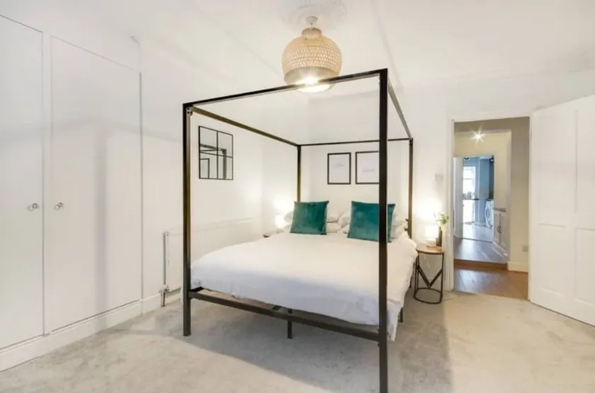 Central 2 bedroom garden flat with free parking - Image 1