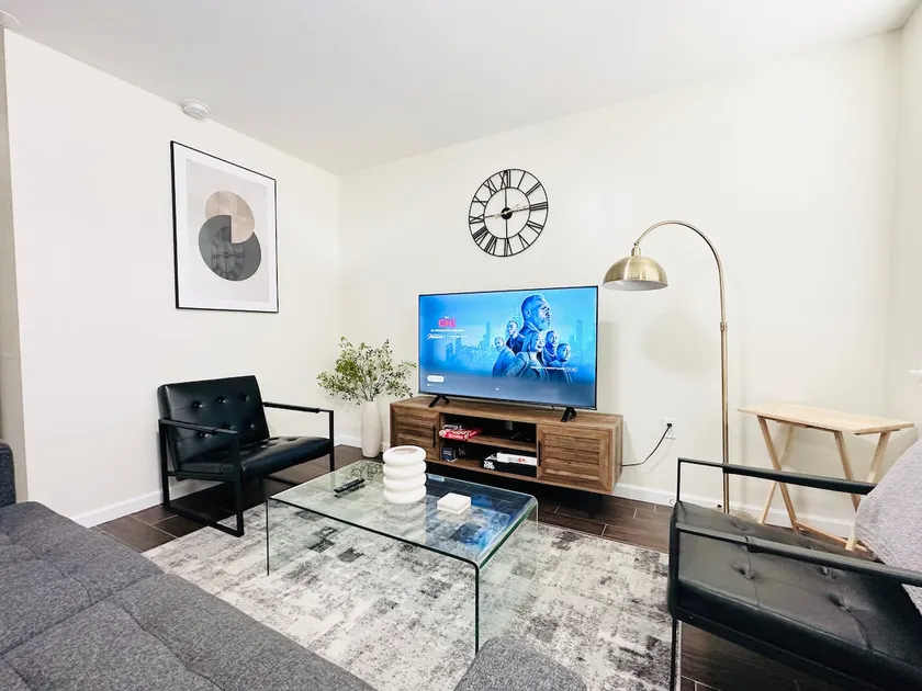 Modern 2-Bedroom Apartment (free parking). - Image 1