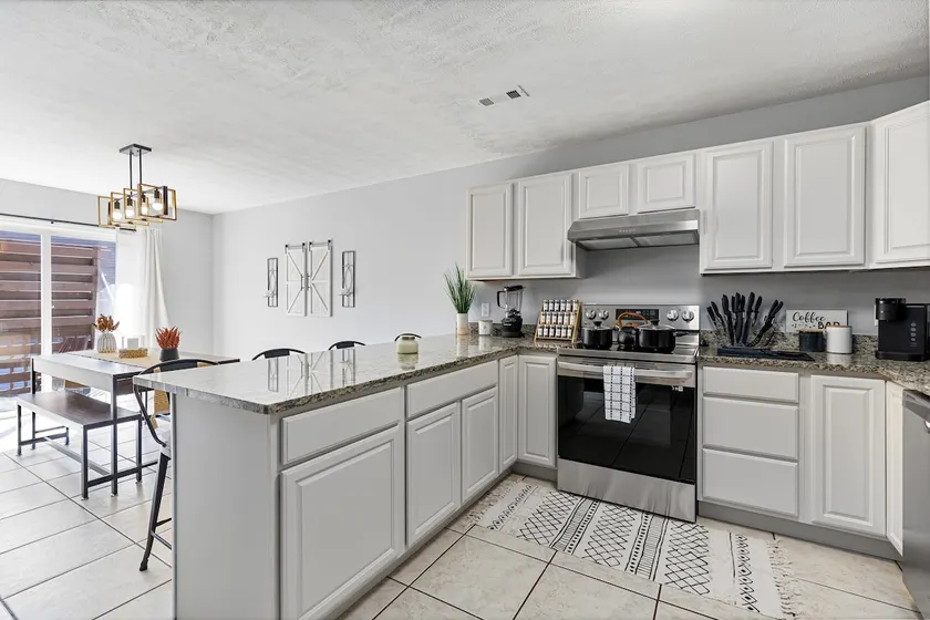 King Suite Townhouse close to everywhere - Image 1