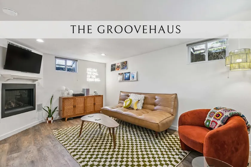 Vibrant 70s Bungalow Vacation Haven on Green Lake - Image 1