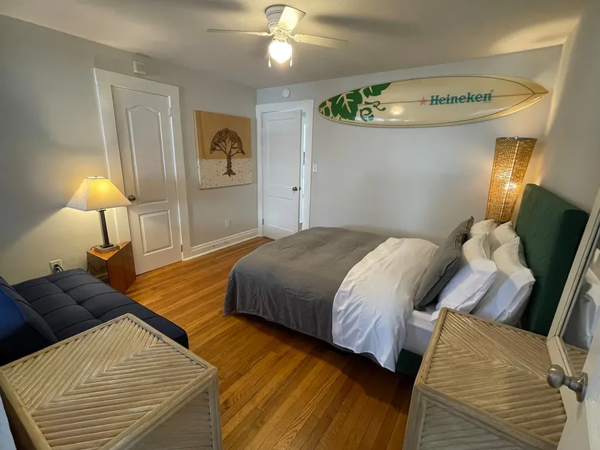 Heineken House, Queen plus Futon - Image 1