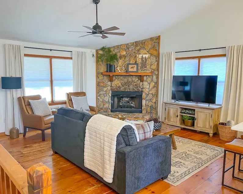 Cute 3/3 cabin: firepit, games, resort amenities! - Image 1