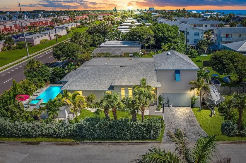 Beach House on 8th Street South with heated hot tub and pool. - Image 1