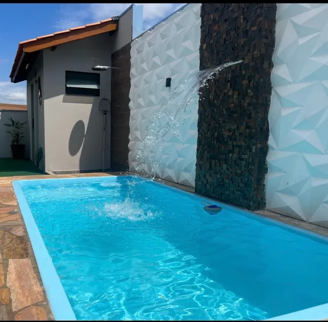 Farmhouse with heated pool, 10 minutes from downtown - Image 1