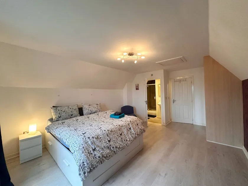 Town Centre spacious 4 bed town house - Image 1