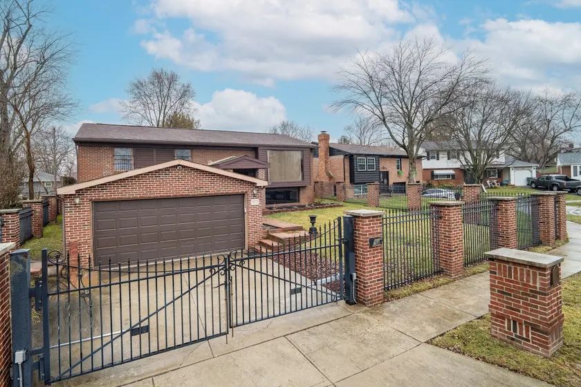 Luxury 3BR Home with Spa Pool, Gym & full backyard - Image 1
