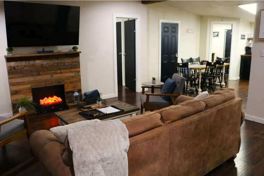 Elegantly Rustic 3 Bedroom 2 Bath Modern Farmhouse Cottage - Image 1