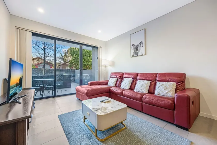 Comfy 3 bed near DFO, Sydney Olympic Park - Image 1
