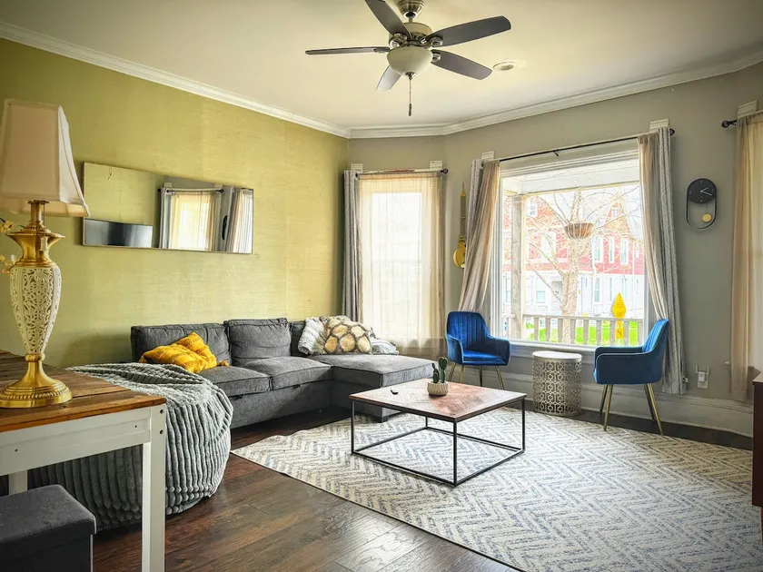 MKE 2BR Flat+PKG|5M to Brewers |15M to Airport - Image 1