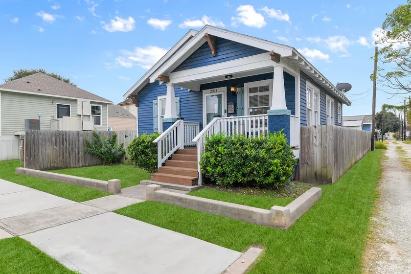 Blue Turtle Inn - light & bright, updated bungalow - Image 1