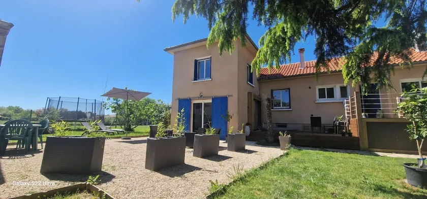 Independent accommodation in family home - Image 1