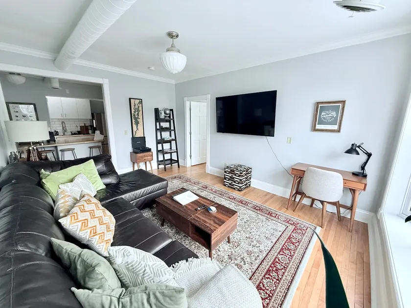 Spacious 3 BR Apartment - Image 1