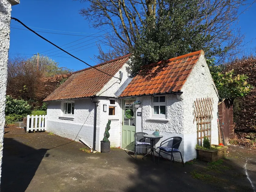 Adorable open-plan cottage with private parking - Image 1