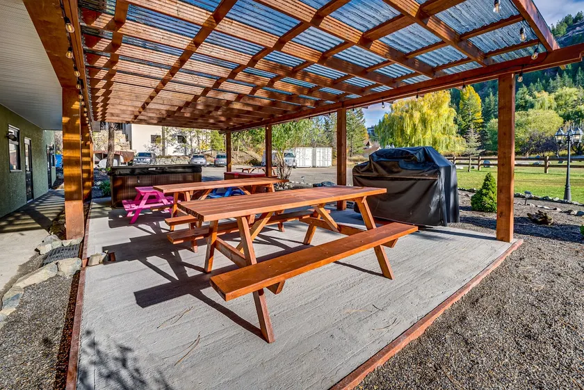 2 bed/2 bath suites + kitchen in hillside Okanagan - Image 1