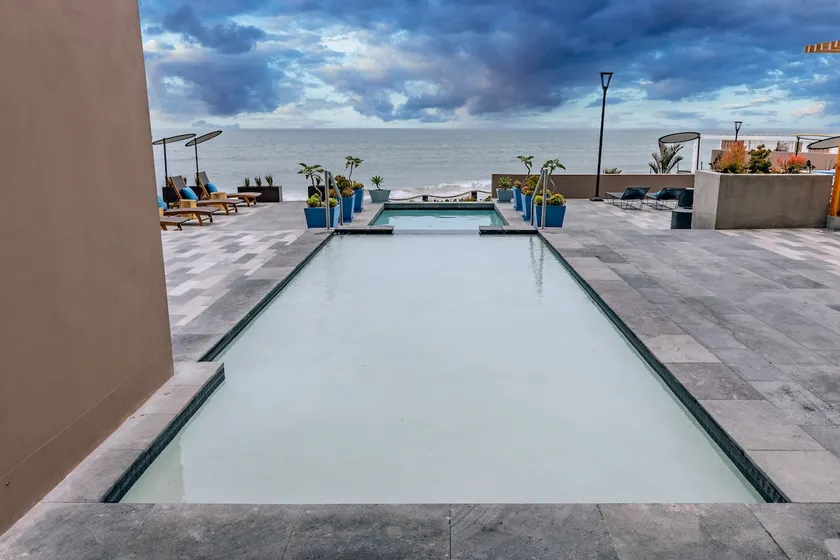 Beachfront Condo w/Balcony, amazing view - Image 1