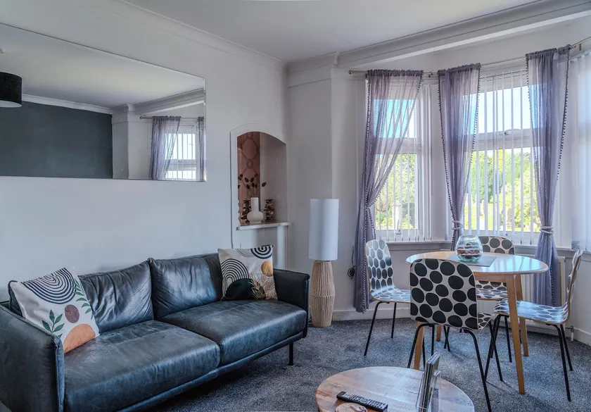 Dundee themed apartment with free parking - Image 1