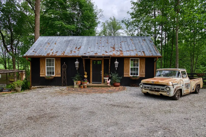 Cozy guest cottage at The Black Walnut Chateau - Image 1