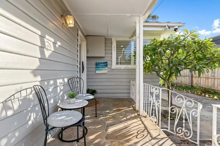 Charming House; Walk to Beach & Shops - Image 1