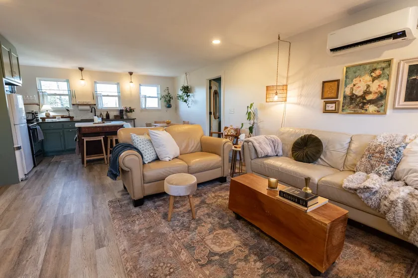 Private 2 Bdrm Shop Apt - Pets & Large Deck - Image 1