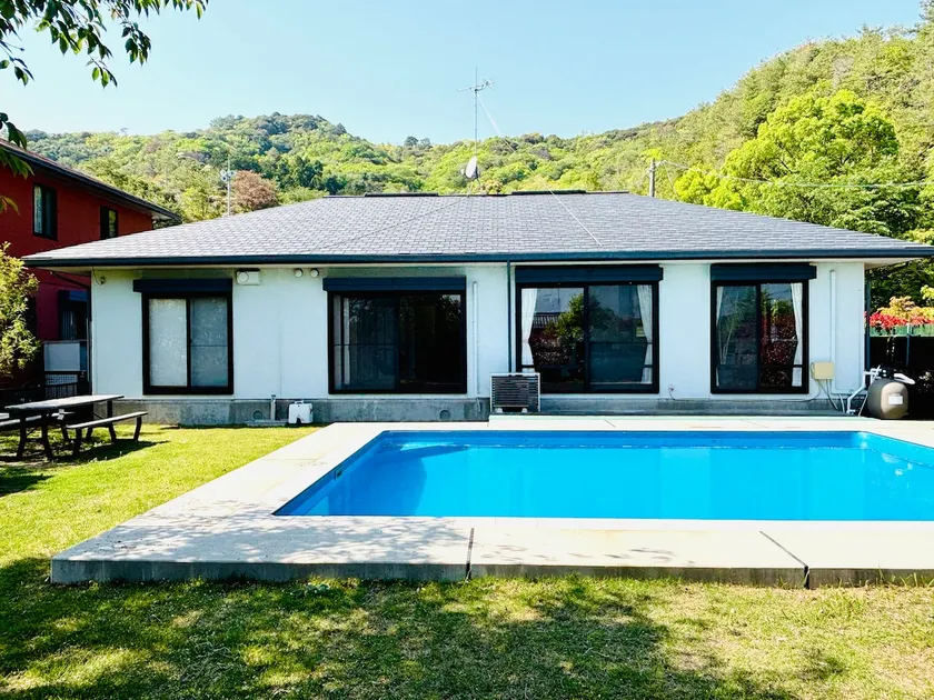 One-story villa with private pool. You can also enjoy BBQ by the pool. The garden is a natural grass dock run - Image 1