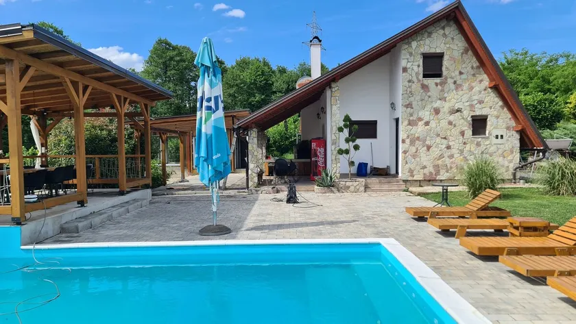 Planning house with a pool in a quiet environment - Image 1