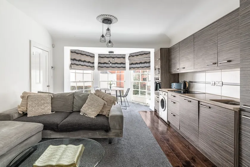 1 Bed central, parking, walk to shops food marina - Image 1