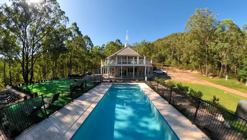 Stunning large country home with pool - Image 1