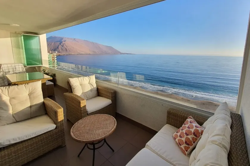 A beautiful condo with free parking. - Image 1