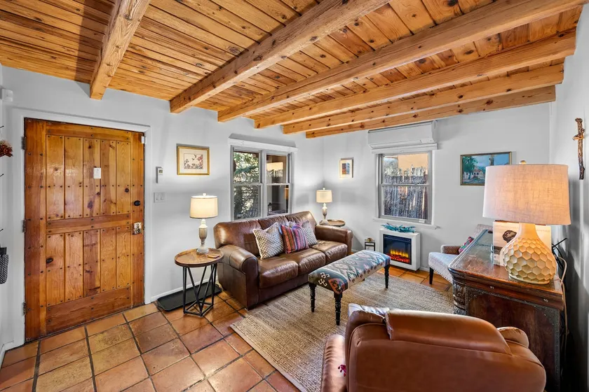 Hummingbird House, 3BD/2BA Charmer, Firepit, Patio - Image 1