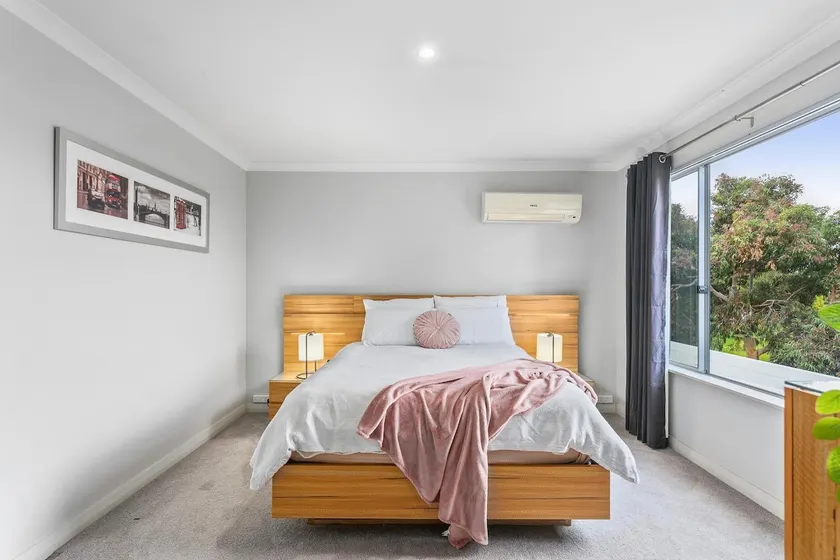 Whole upper floor apartment - Image 1