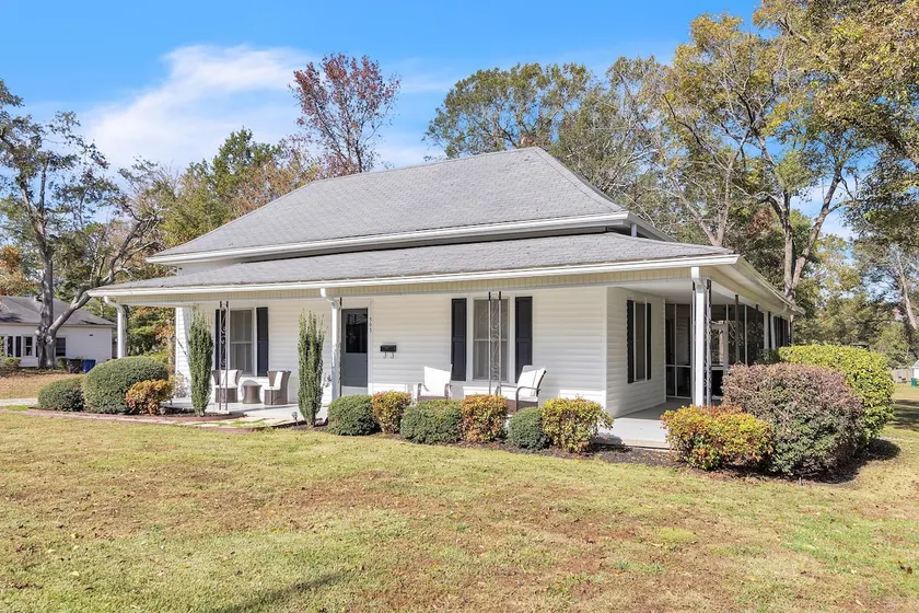 Historic 3BR with Porch near Downtown - Image 1