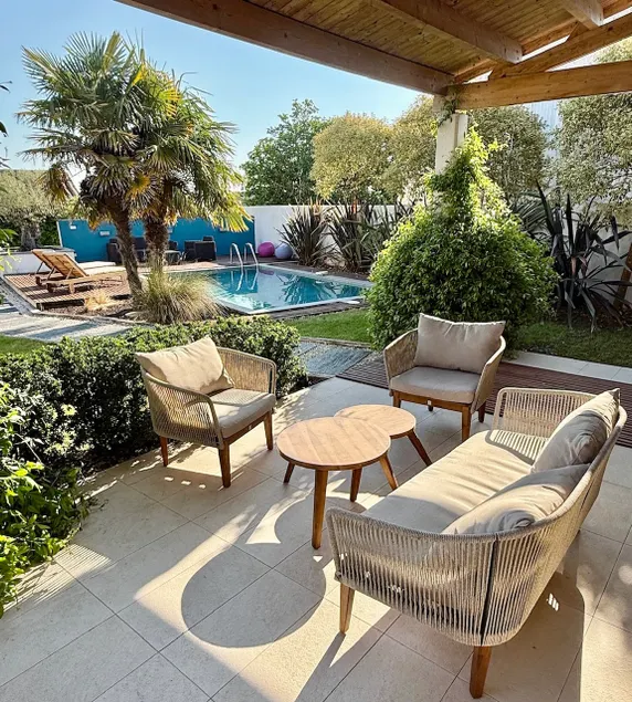 Character house with pool - Image 1