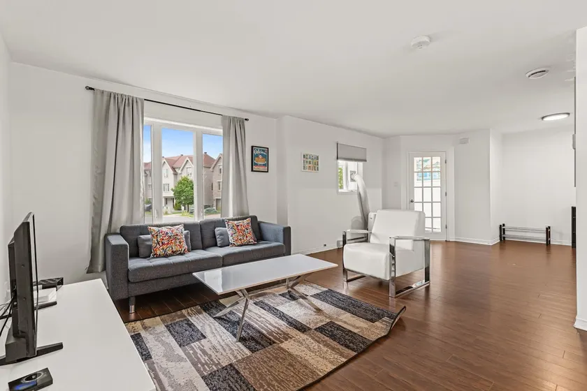 Lovely 2-bedroom Apt. in DIX30 close to DT - Image 1